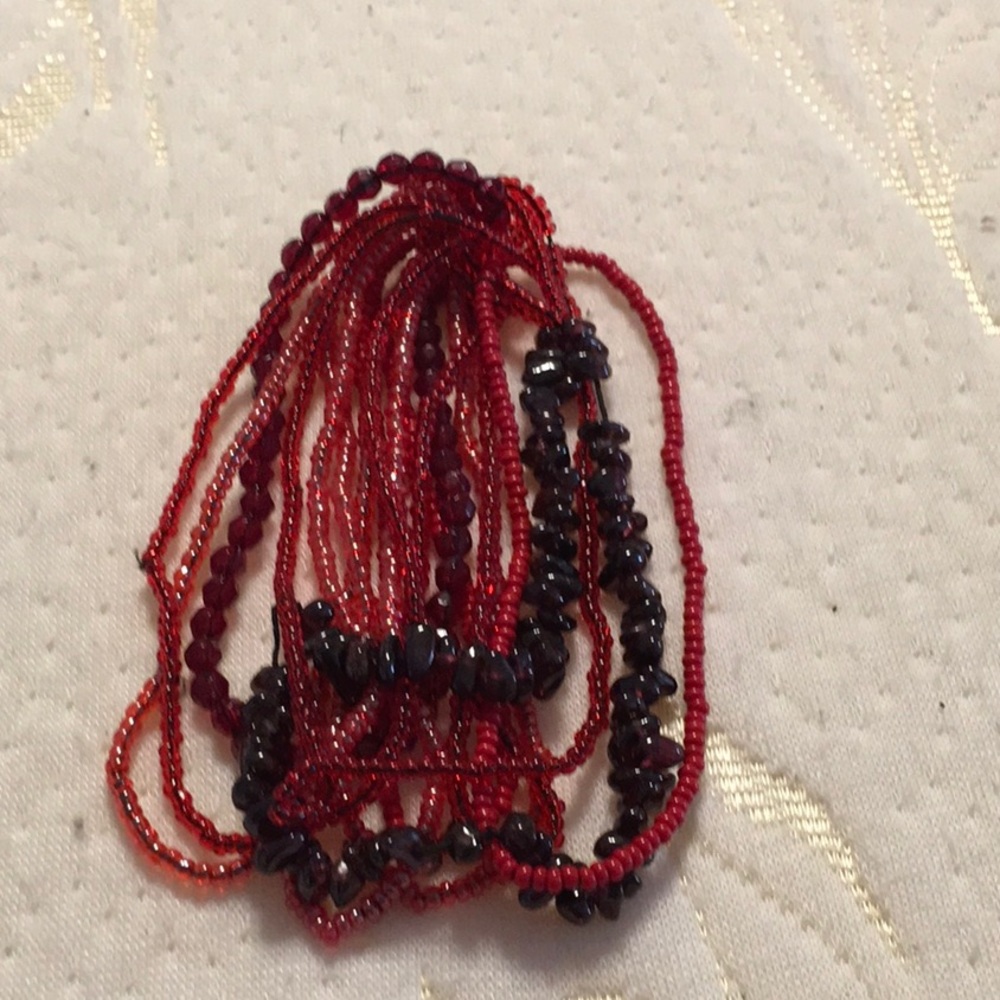 Multiple strands Black and Red stretch BRACELET. GREAT COLORS.